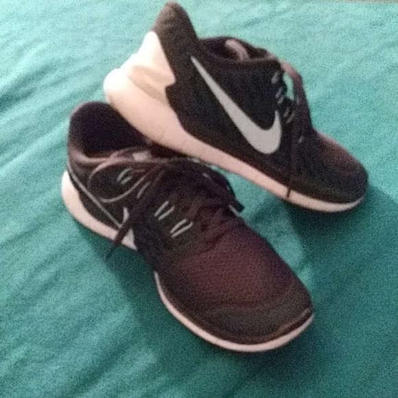 Nike Shoes - Nike tennis shoes